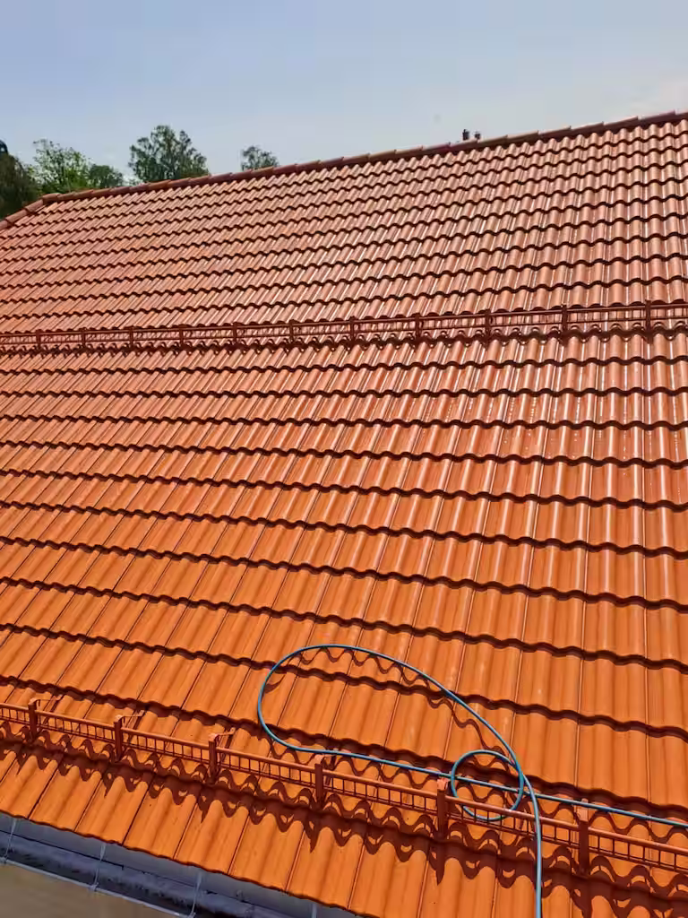 MMLT – Hus og takvask i Moss – før og etter på tak (rengjort og impregnert)